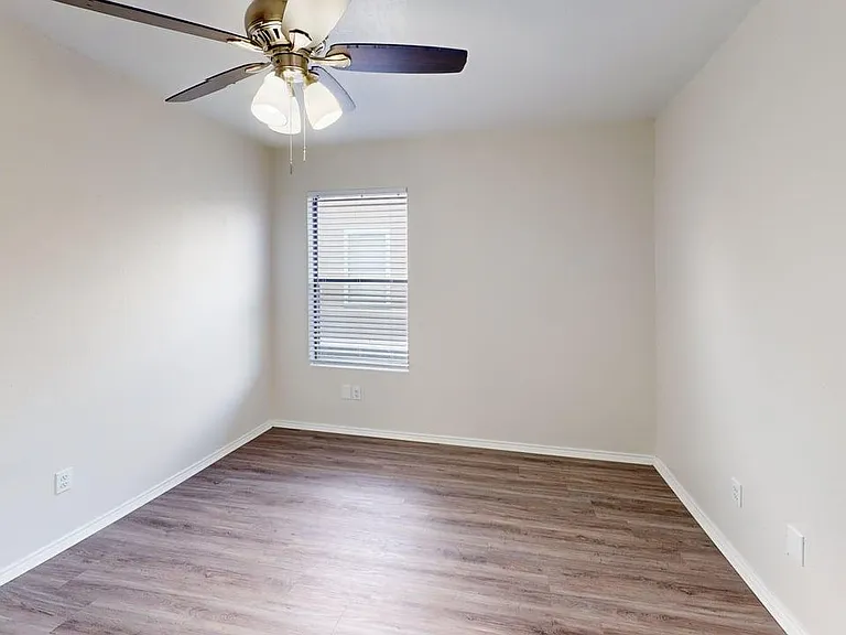 Davis Square Apartments — Photo 39
