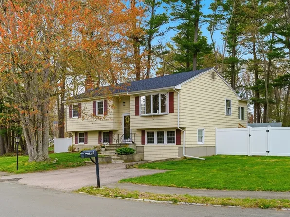 8 Bicknell St, Foxboro, MA 02035