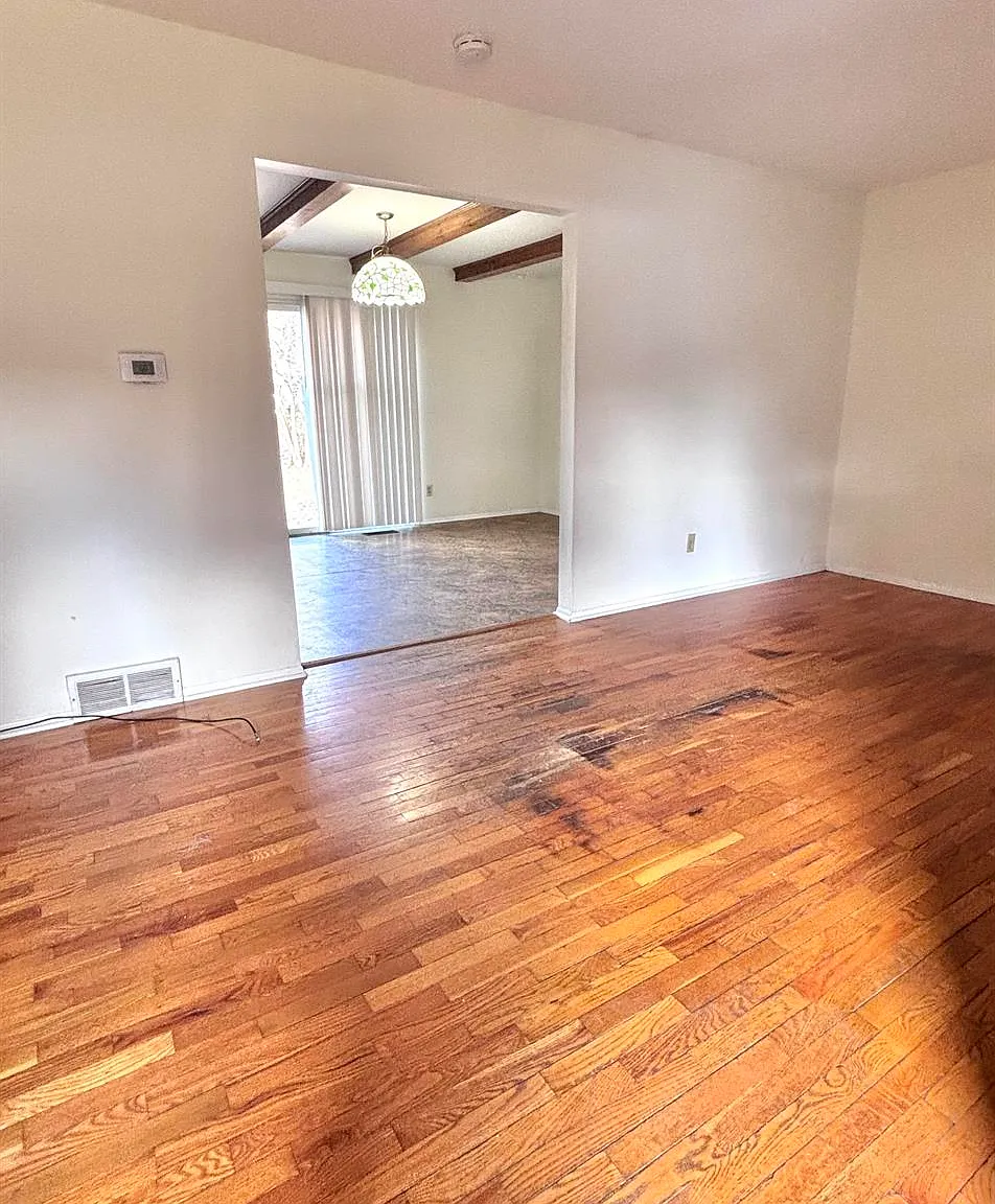 4 bed, 1.5 bath, 1660 sqft, $2,395 — Photo 2