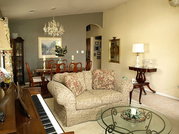 LIVING ROOM/DINING ROOM