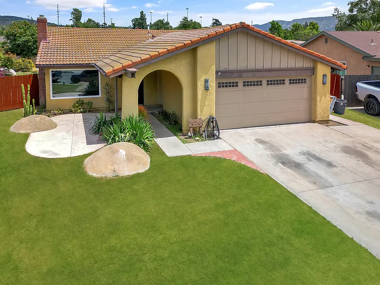 626 Manzanita Dr — Photo 1