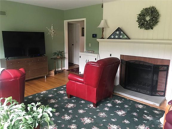 4th image of 12 N Clinton St