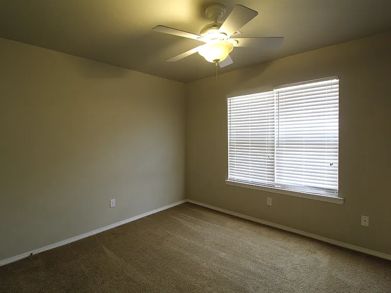 911 Lauren Ln — Photo 13