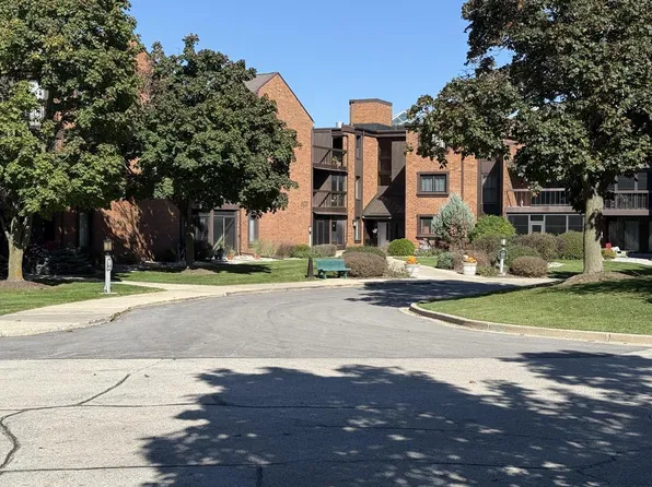 6100 W Stone Hedge DRIVE #c245, Greenfield, WI 53220