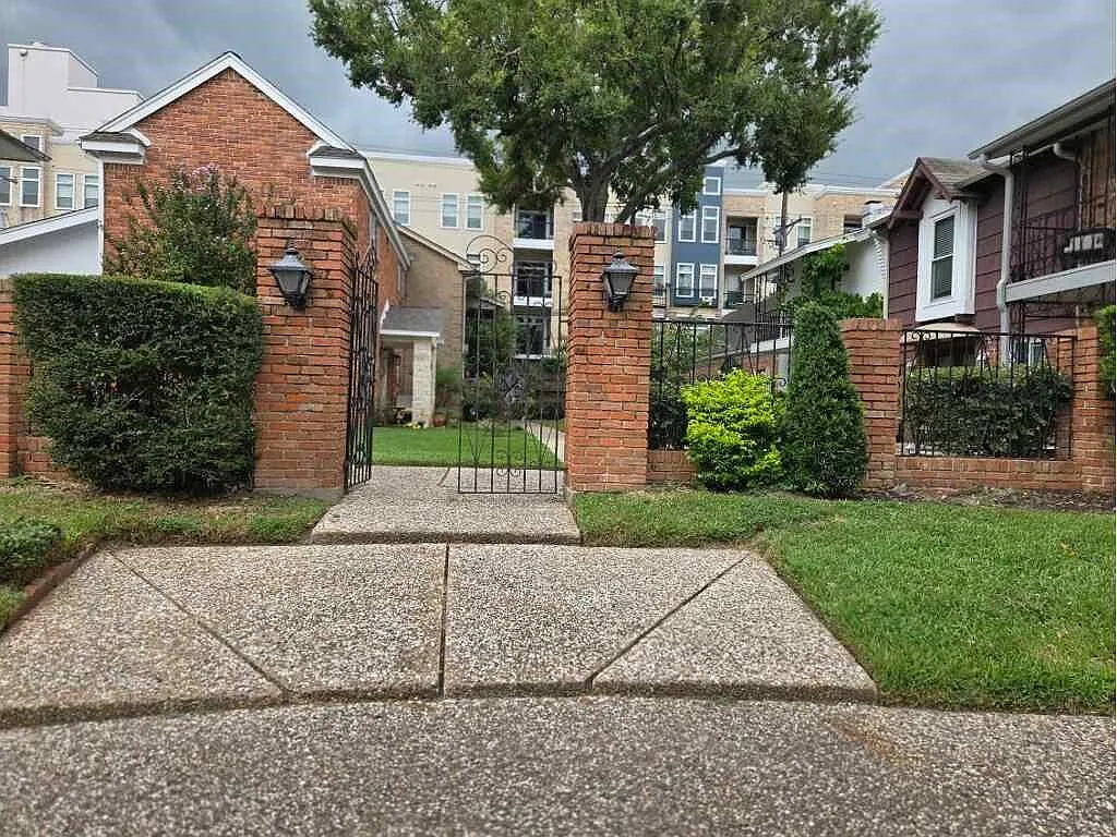 2 bed, 1.5 bath, 1296 sqft, $1,900 — Photo 2