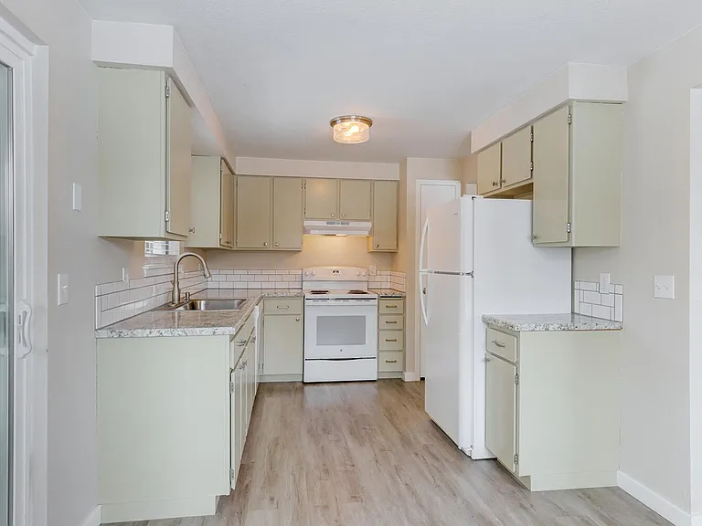 2910 & 2912 S Holden Ave — Photo 9