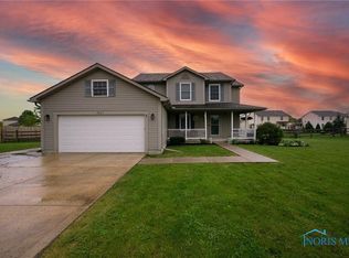 5823 Clover Ln, Walbridge, OH 43465