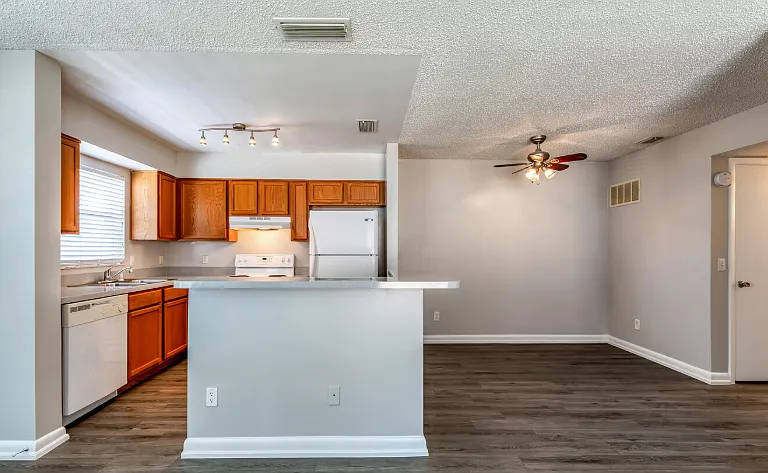 Rio Vista Village Apartments — Photo 9