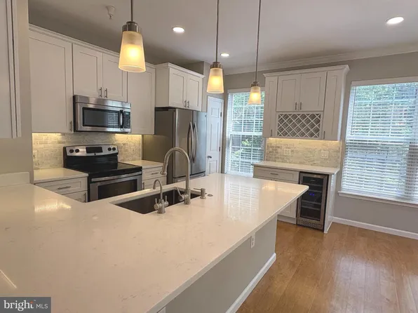 3021 Nicosh Cir Unit 1301, Falls Church, VA 22042
