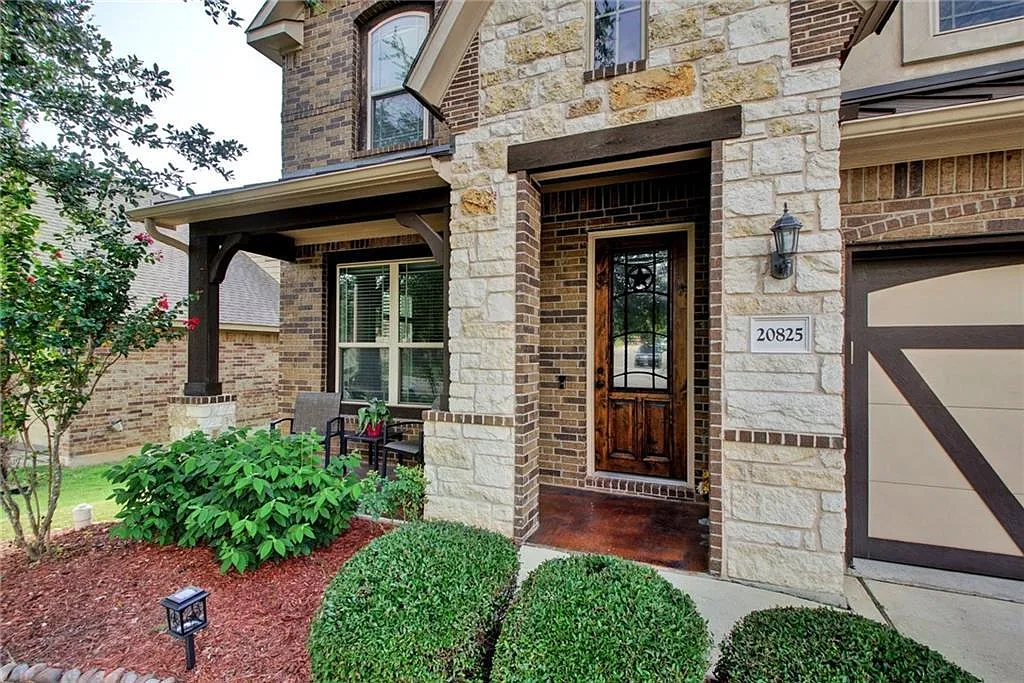 5 bed, 3.5 bath, 3310 sqft, $2,900 — Photo 2