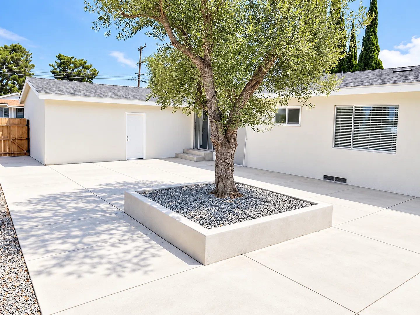 Rare 4-Bedroom, 4-Bathroom Home Near Campus with a Great Courtyard! — Photo 2