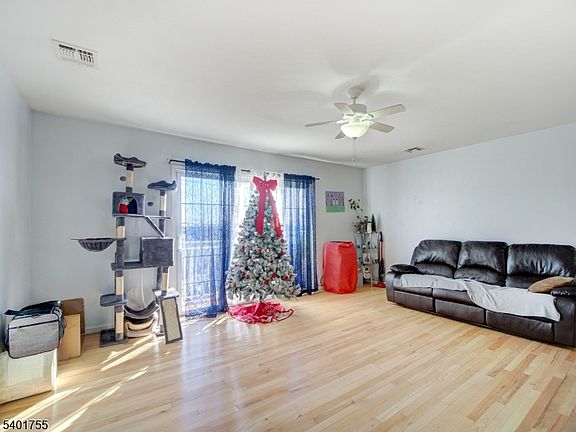 4th image of 415 Loomis St