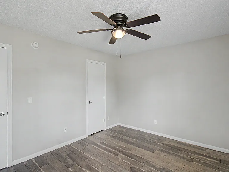 703 Woods Ct — Photo 15