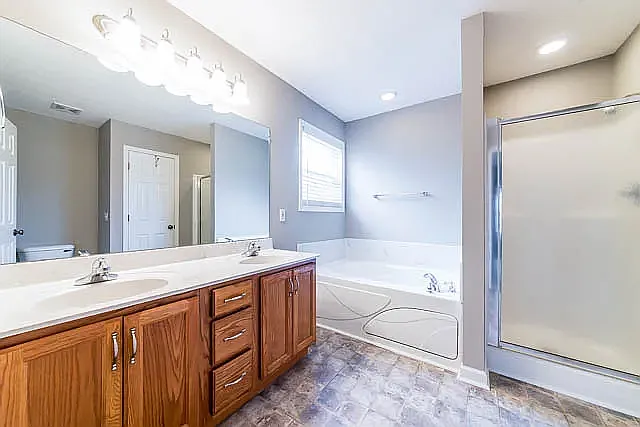 5 bed, 2.5 bath, 2258 sqft, $900 — Photo 2