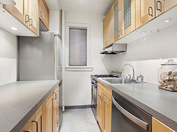 3rd image of 304 W 75th St APT 3A