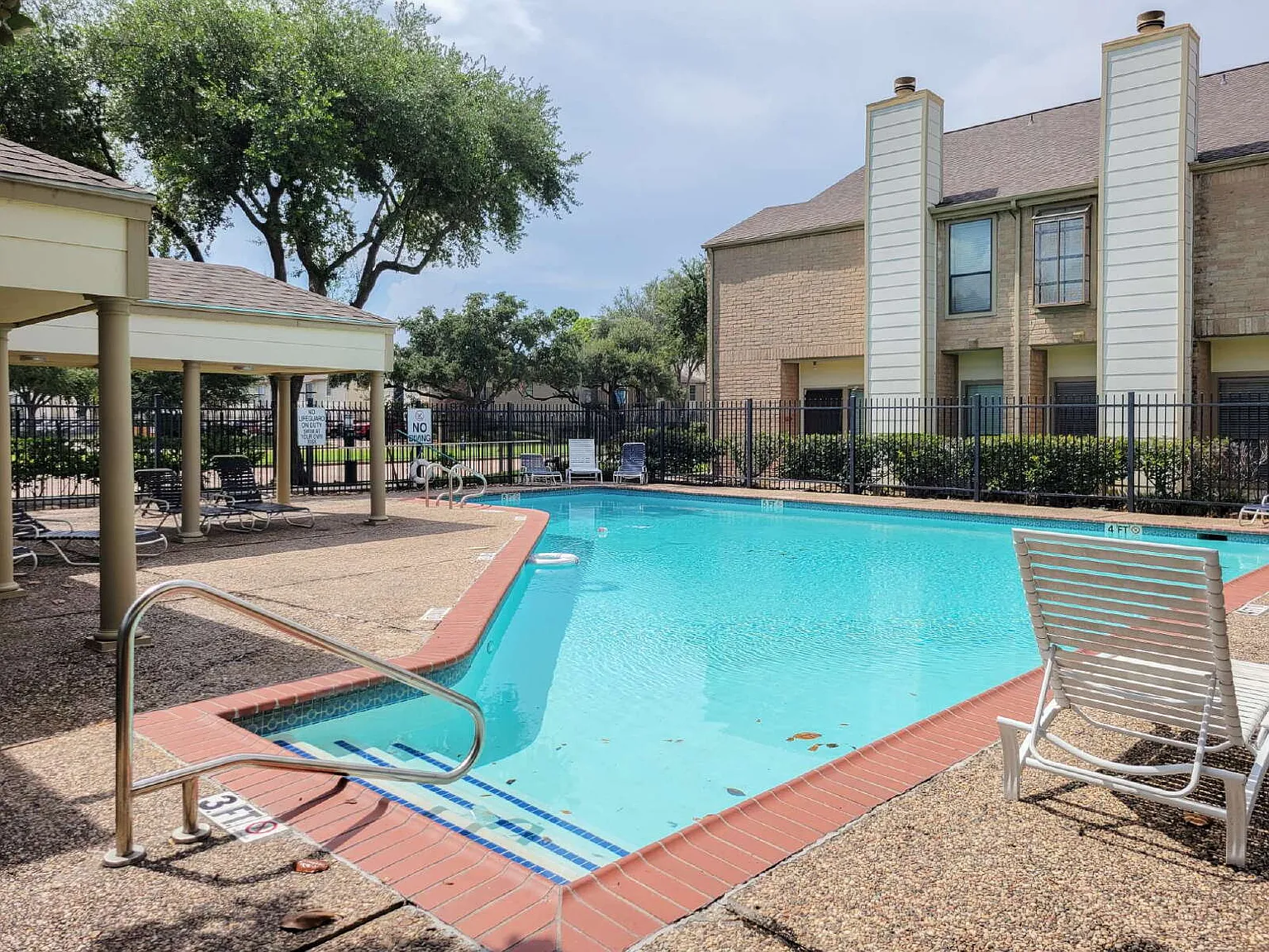 2 bed, 1.5 bath, 924 sqft, $1,300 — Photo 2