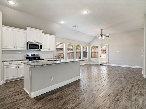 4th image of 211 Jacaranda Dr
