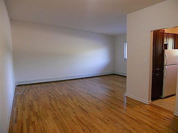 2nd image of 8 Soundview Gdns #8