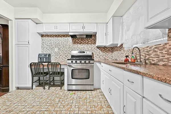 Sold by Mitra Hakimi Realty Group, LLC | media 9
