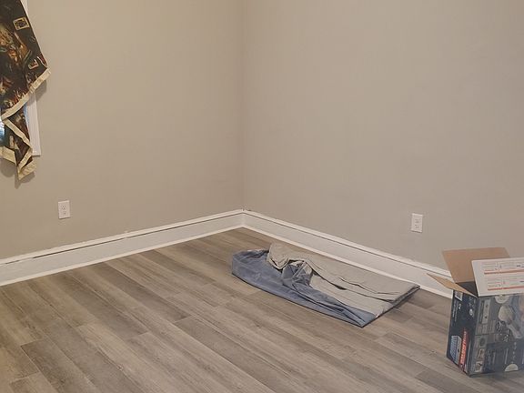 4th image of 212 Farmer St