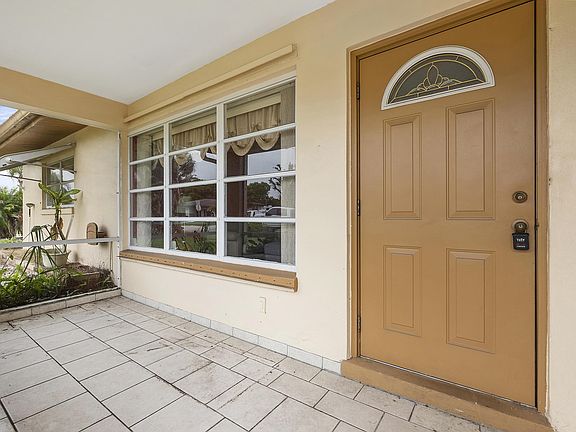 4th image of 748 Oak St