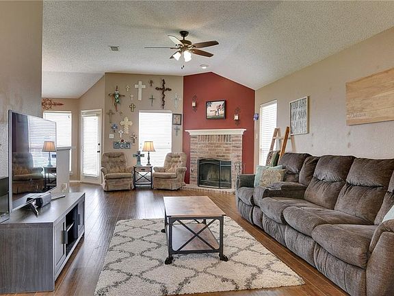 4th image of 1700 Meadowlark Ln