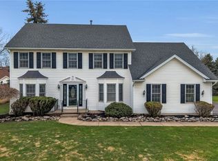 4190 Thornwood Ln, Williamsville, NY 14221