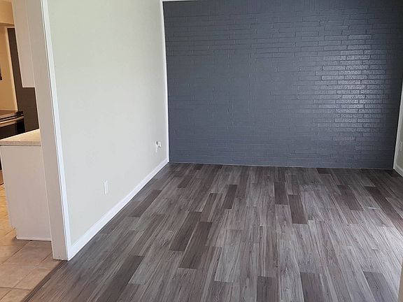 2nd image of 7 E Creek Ln