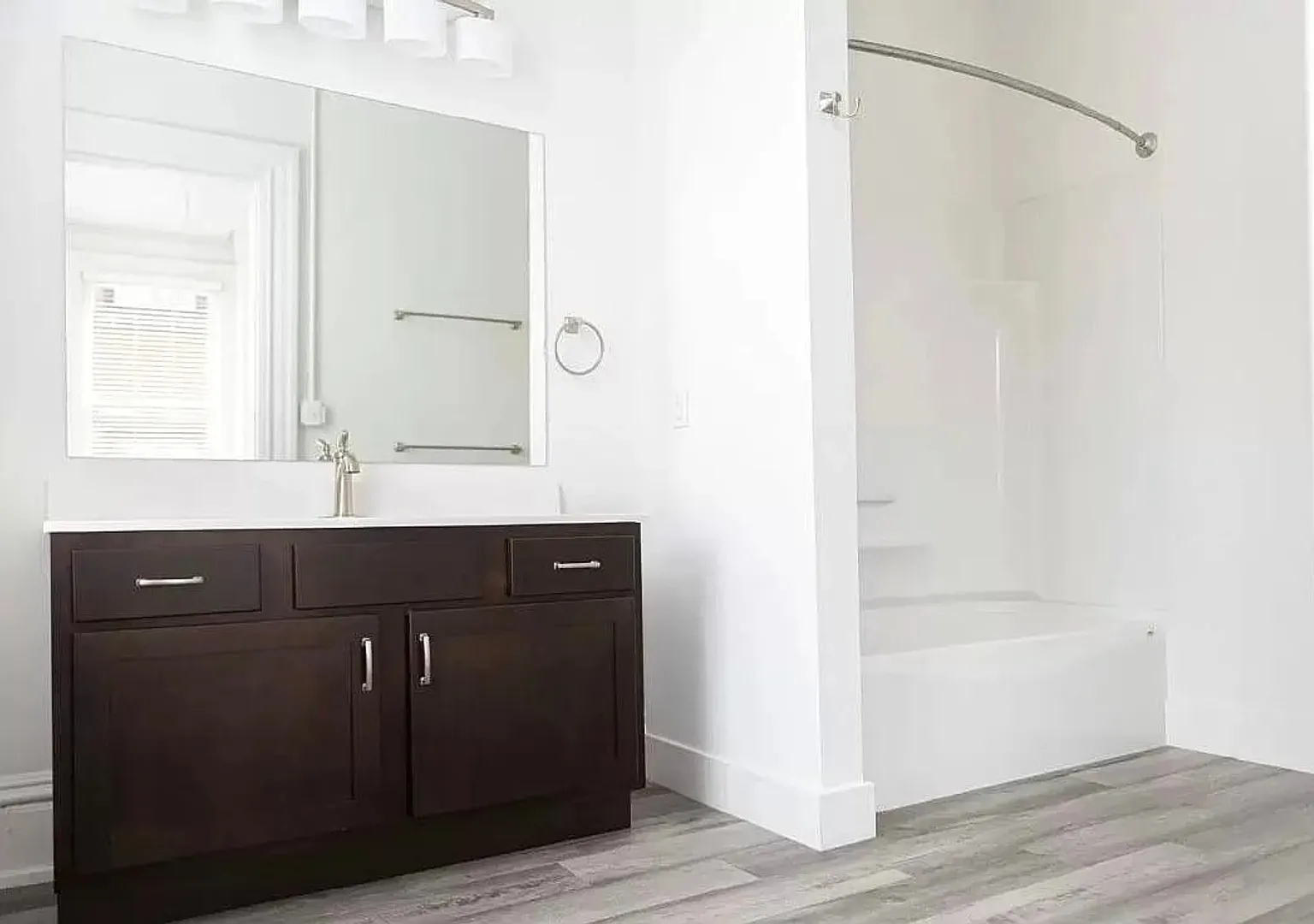 325 W Market St — Photo 4
