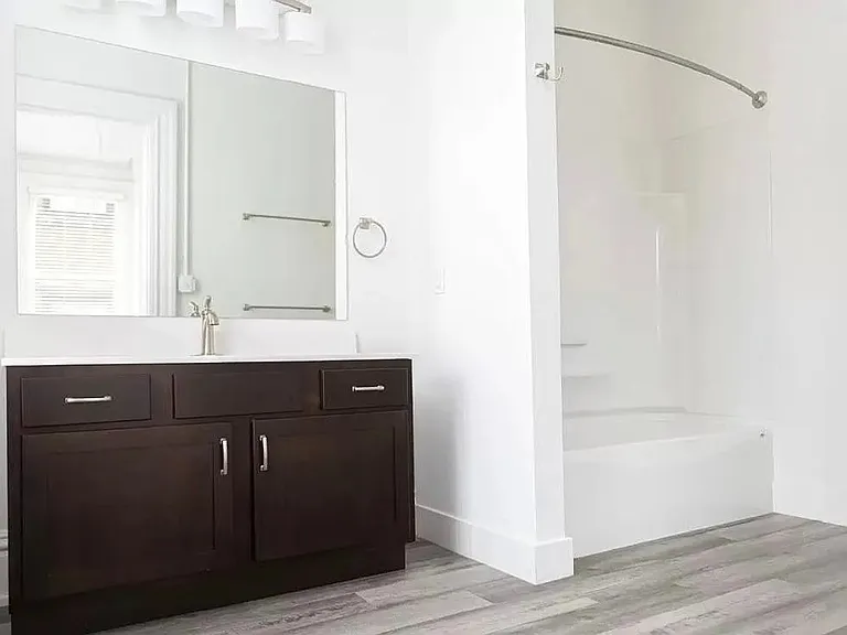 325 W Market St — Photo 4
