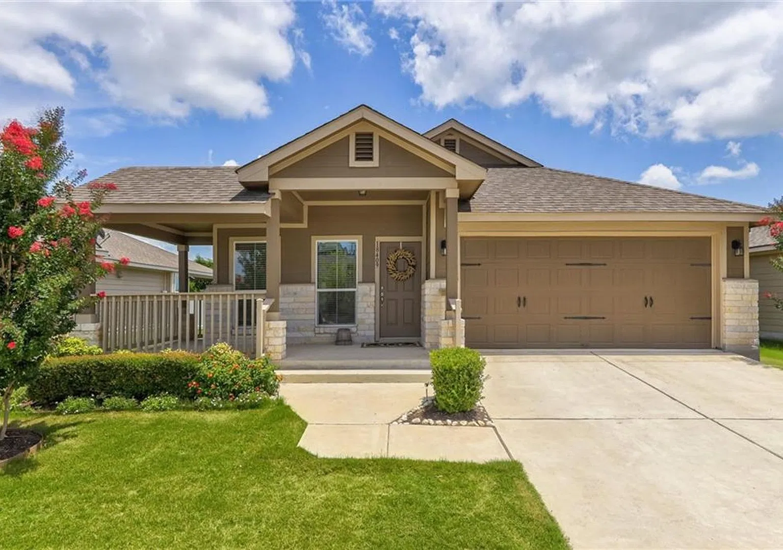 Spacious & Beautiful 3/BR 2/BA Home with Enclosed Porch! — Photo 2