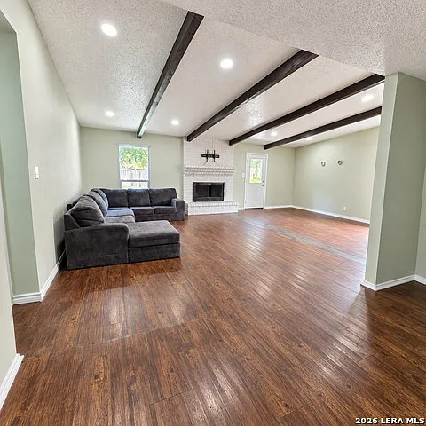 3 bed, 2.0 bath, 1471 sqft, $1,700 — Photo 3