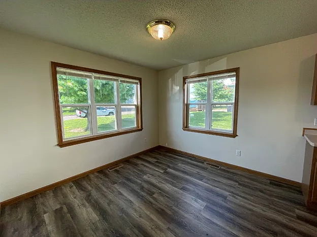 3 bed, 1800 sqft, $1,830 — Photo 4