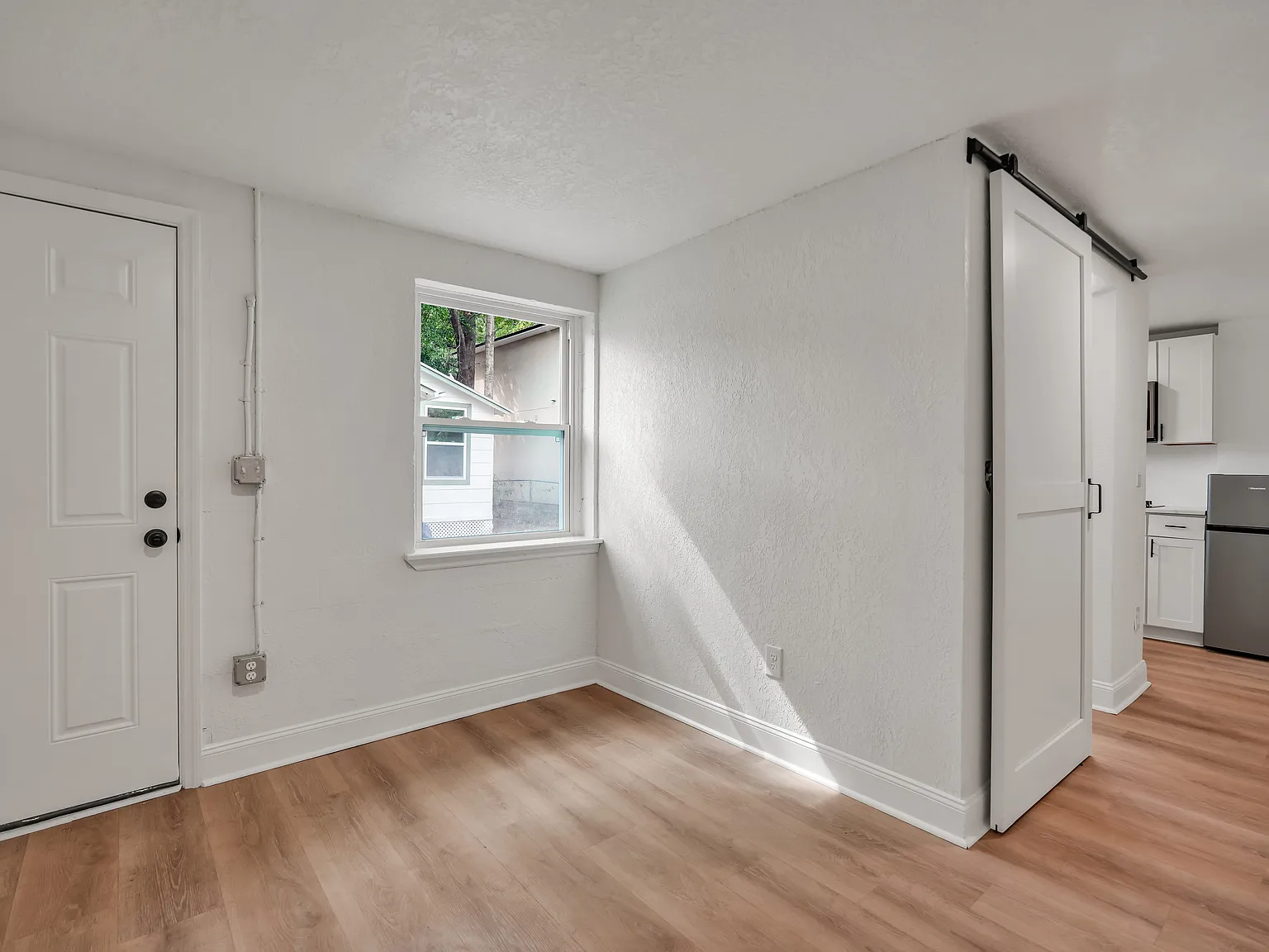 Studio, 300 sqft, $1,275 — Photo 2