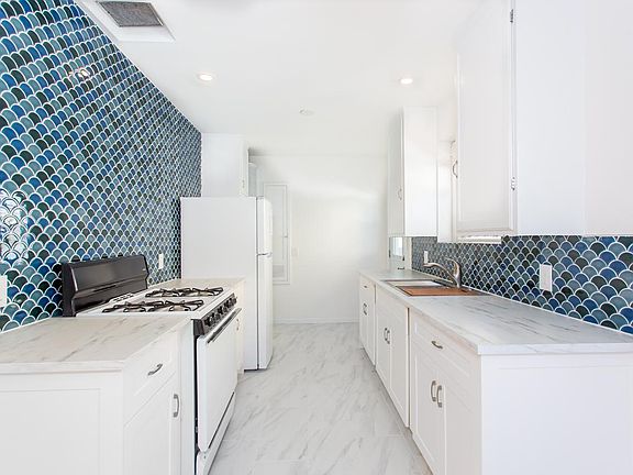 4th image of 1346 Ocean Park Blvd #22926921
