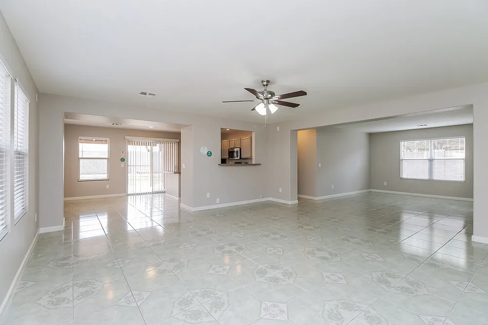 3 bed, 2.0 bath, 1937 sqft, $2,515 — Photo 4