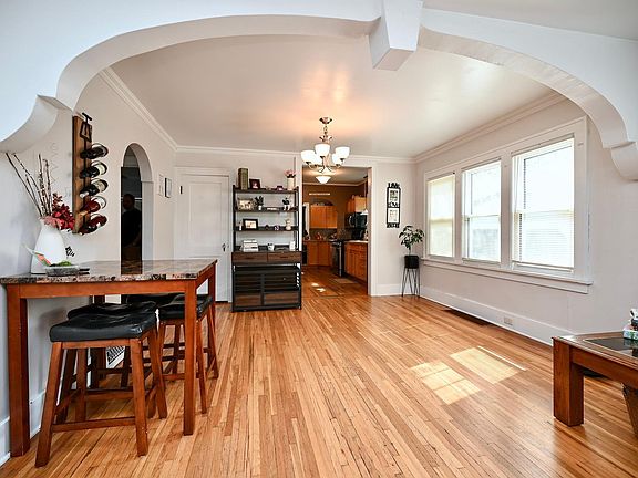 2nd image of 1090 Marian St