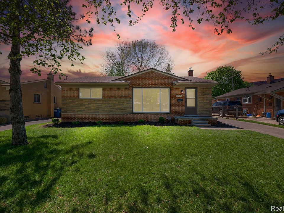 1st image of 32671 Mackenzie Dr