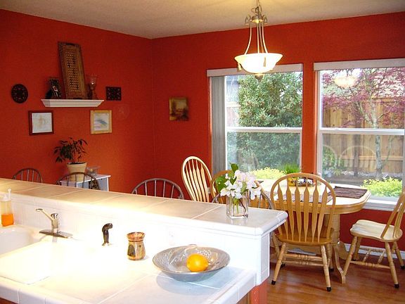 Dining w/ view to backyard