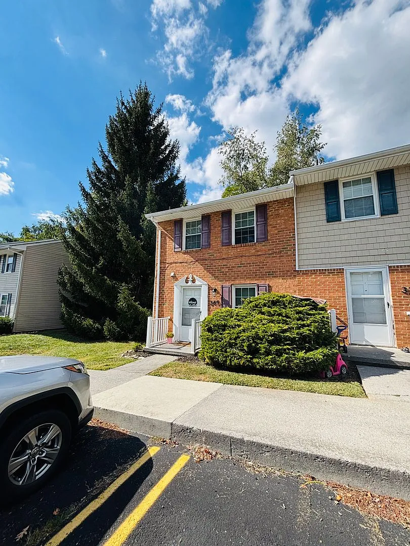 2 Bedroom, 1.5 Bath Townhouse — Photo 2