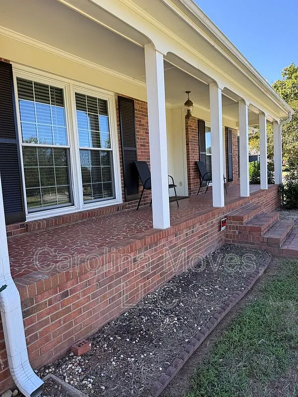 4 bed, 3.0 bath, 2200 sqft, $2,495 — Photo 3