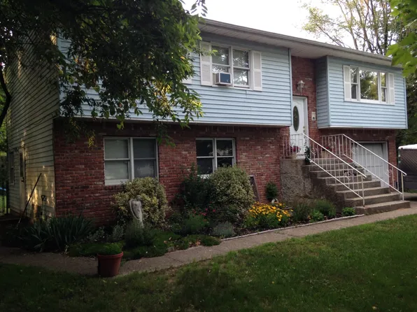 7 Oceanside St, Islip Terrace, NY 11752