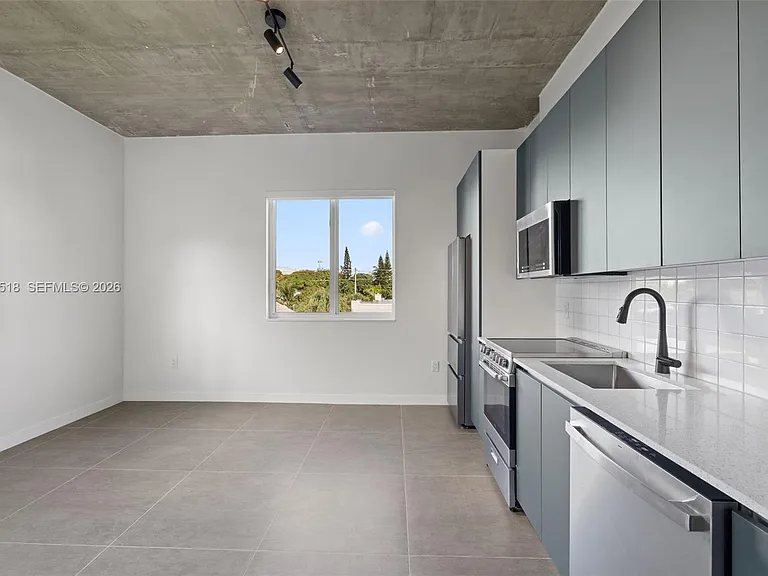 315 NW 32nd St #305 — Photo 11