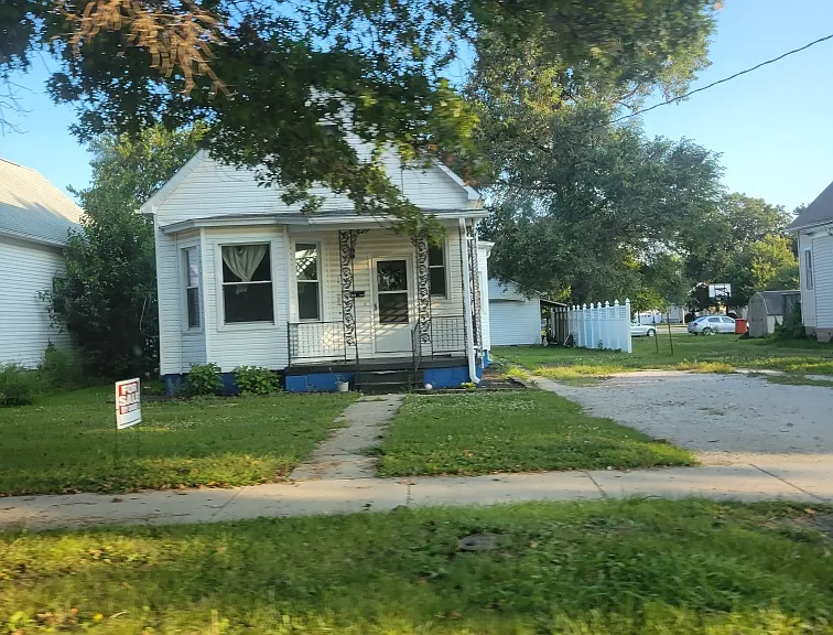 2805 Marshall Ave — Photo 1