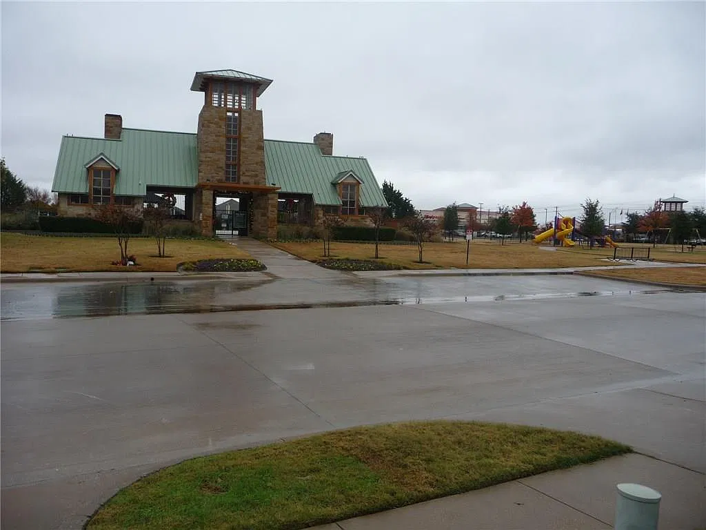 5 bed, 3.5 bath, 3033 sqft, $2,800 — Photo 3