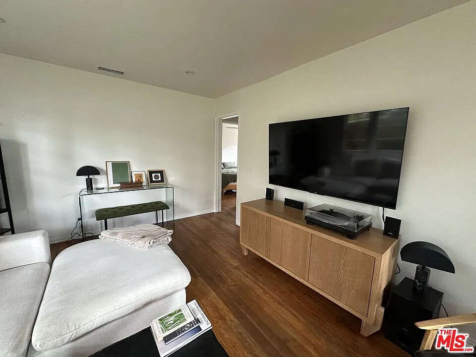 1 bed, 1.0 bath, 700 sqft, $4,500 — Photo 2