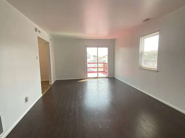 303 Corinthian Avenue — Photo 4