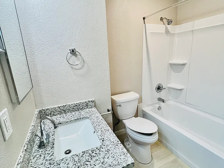 178 W Lupton St — Photo 3