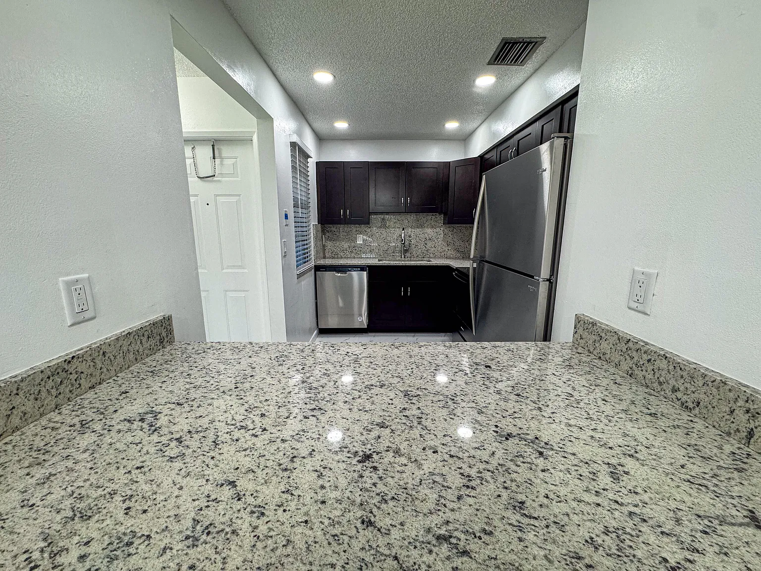 2 bed, 2.0 bath, 8407 sqft, $2,595 — Photo 3