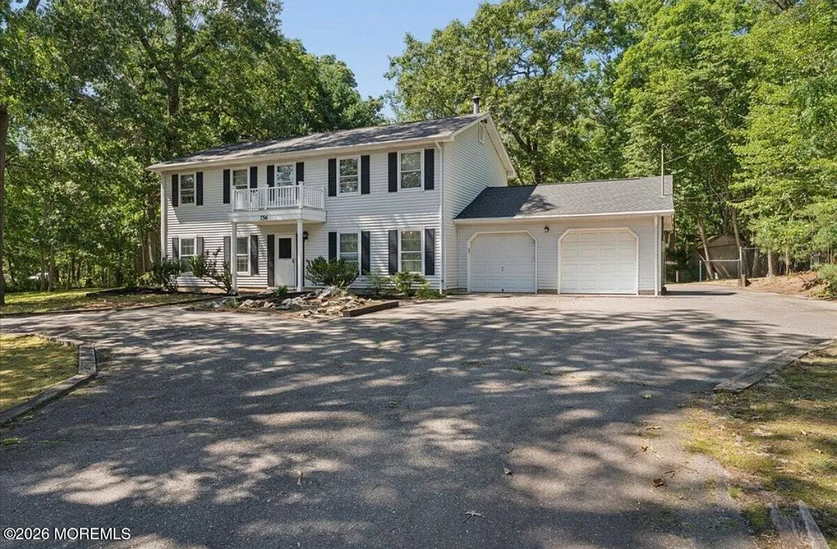 4 bed, 2.5 bath, 2288 sqft, $3,900 — Photo 2
